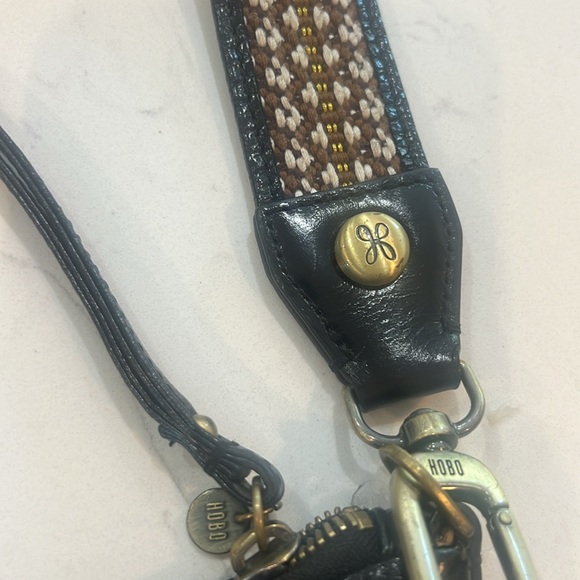 Hobo Leather crossbody bag. - Picture 2 of 7